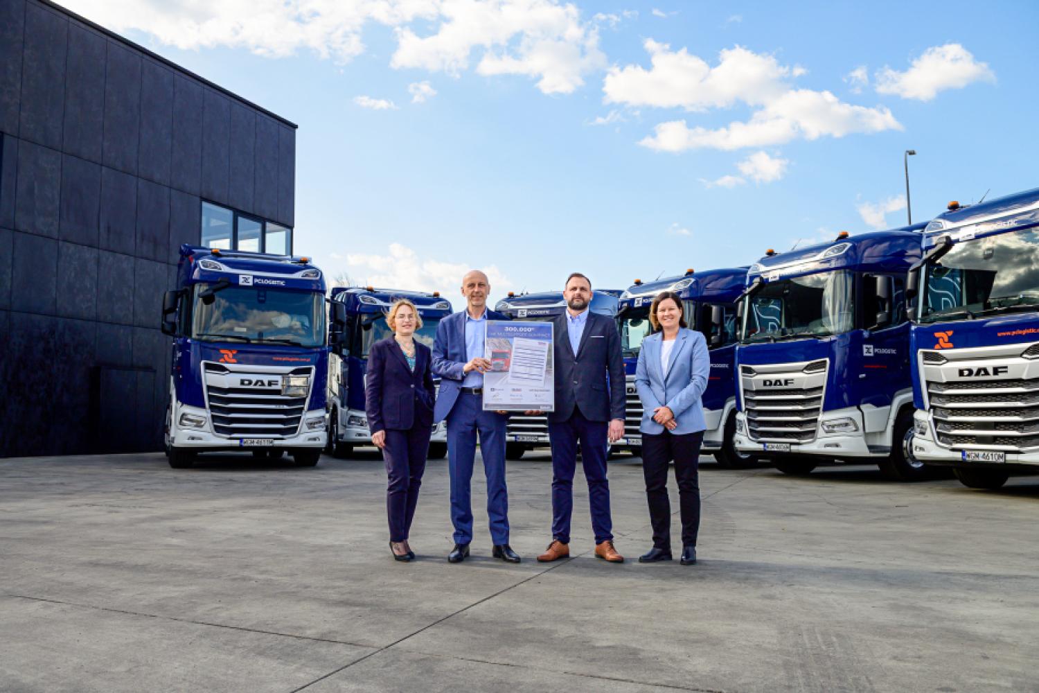 Od lewej do prawej: Monika Prościńska (DAF Trucks Poland Sales Manager), Bartosz Gruszczyński (DAF Trucks Poland Service und Commercial Services Manager), Konrad Wójtowicz (CEO PC Logistics) oraz Agnieszka Kuśmierz (DAF Trucks Poland Commercial Services Manager). | Zdjęcie: DAF