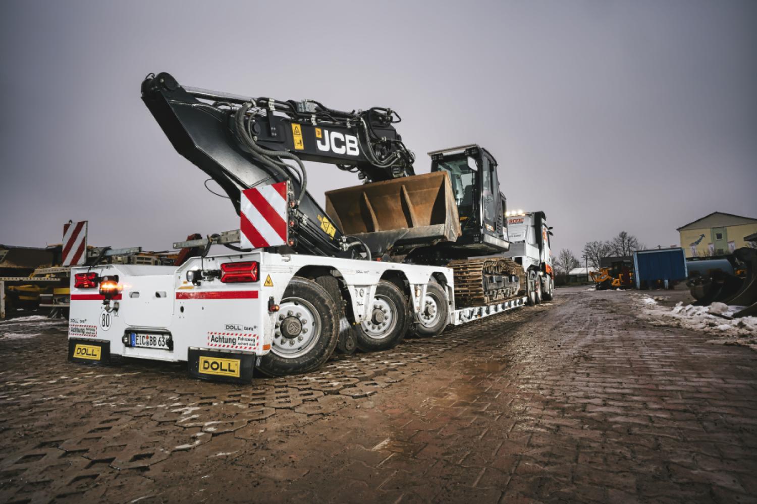 With Doll's proprietary electronic assistance systems, it is possible to control all central trailer functions from the driver's seat in the truck. (Photo: Doll Fahrzeugbau)