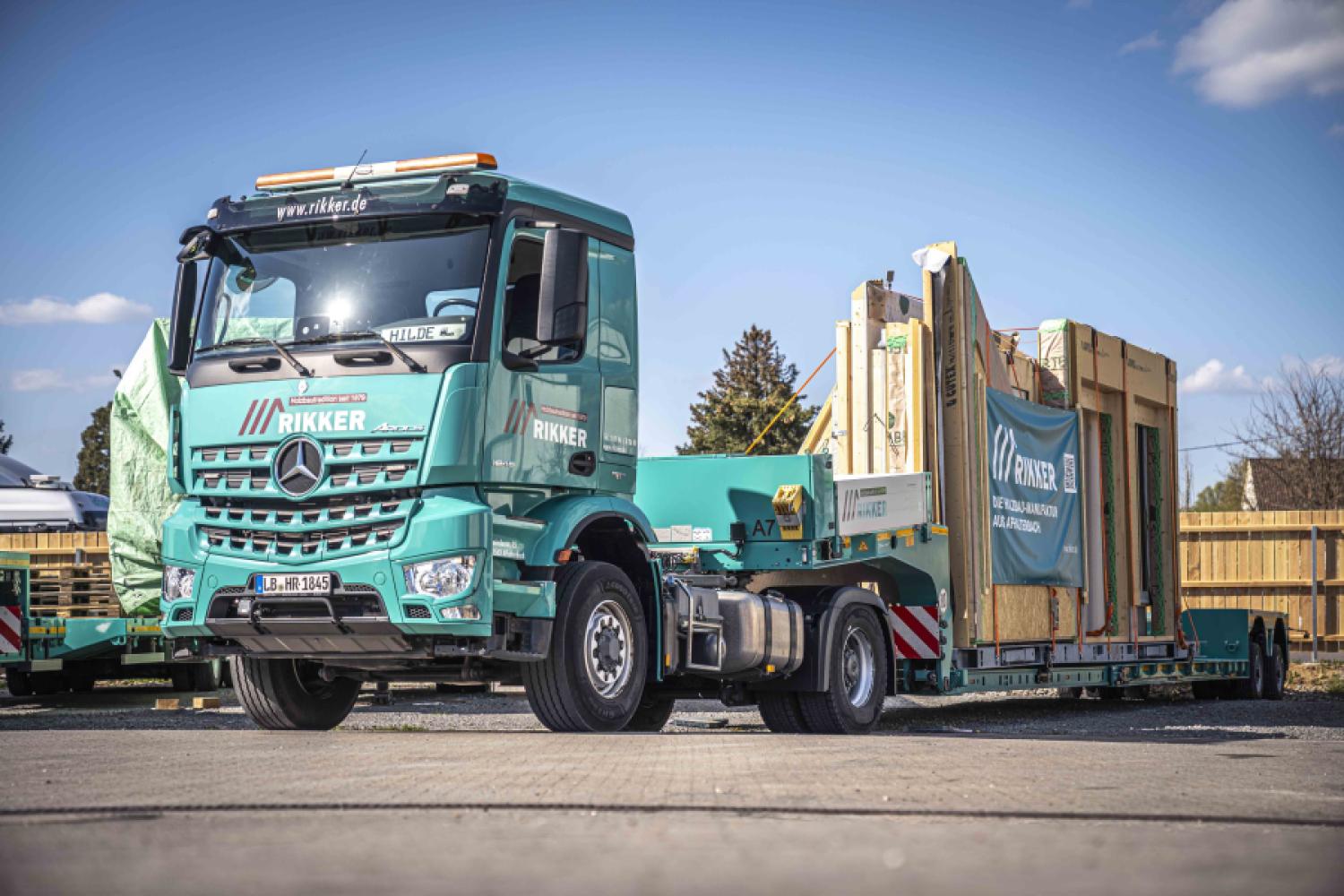 The wood construction specialist Rikker from Affalterbach uses a low-bed X with a pendulum axle Tera from Doll for its special transports. Photo: Doll