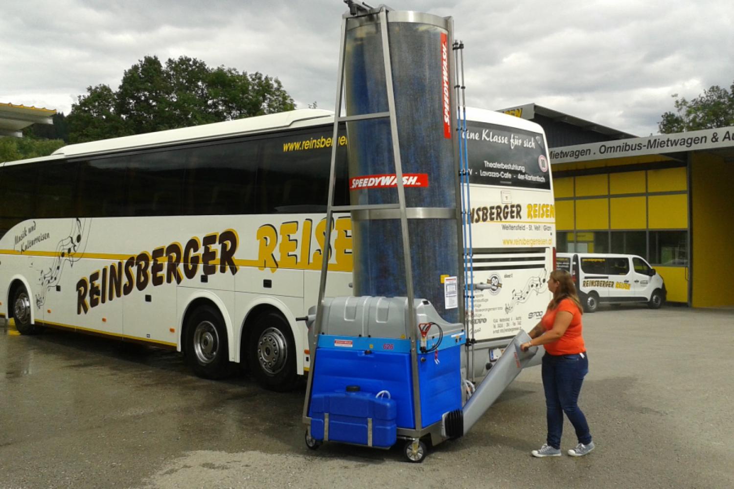 The standard feature of the Battery Easydrive is the single-sided mounted steering drawbar. | Image: Speedywash.