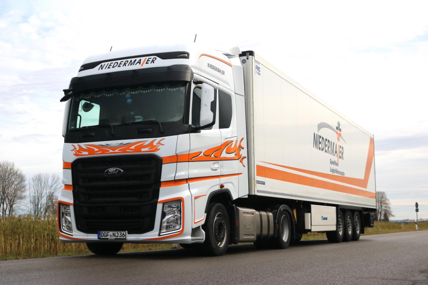 The F-MAX impress with comfortable equipment, the latest safety and assistance systems, as well as modern and efficient drive technology. (Photo: Spedition Niedermaier GmbH)