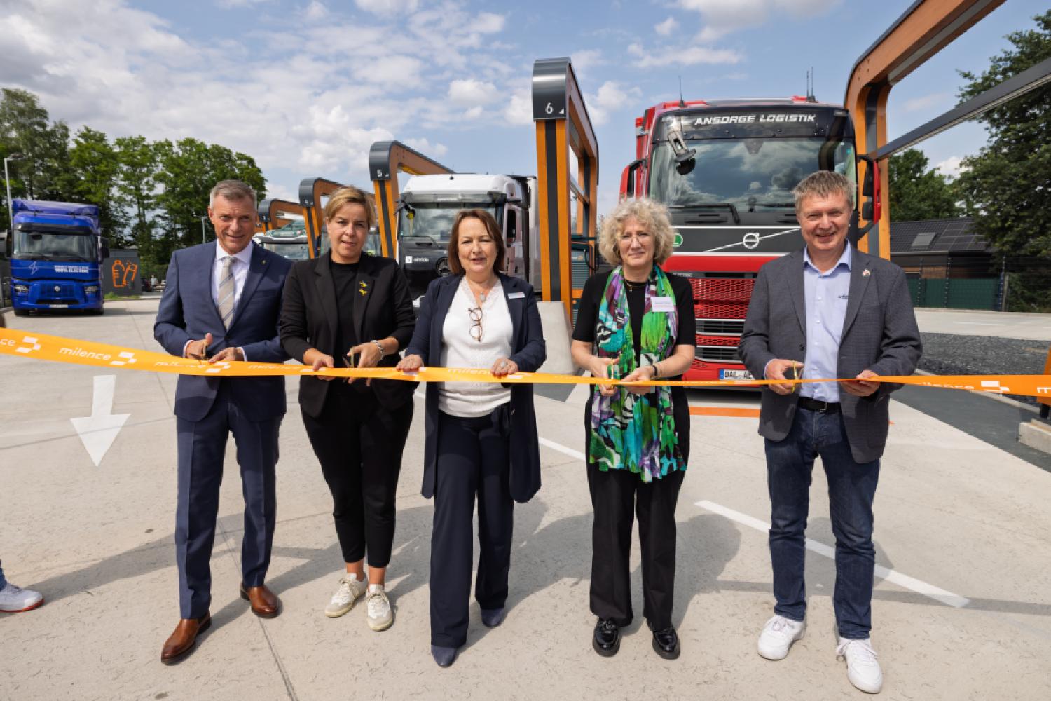 The Milence charging park in Recklinghausen has now been officially opened. In the picture (from left): Christoph Tesche, Mayor of Recklinghausen; Mona Neubaur, Minister of Economy, Industry, Climate Protection, and Energy and Deputy Minister President of the State of North Rhine-Westphalia; Anja von Niersen, CEO of Milence; Hannah Tijmes, Consul General of the Kingdom of the Netherlands in Germany; Horst Kottmeyer, Managing Director of Kottmeyer Logistics and member of the BGL board. | Photo: Milence.