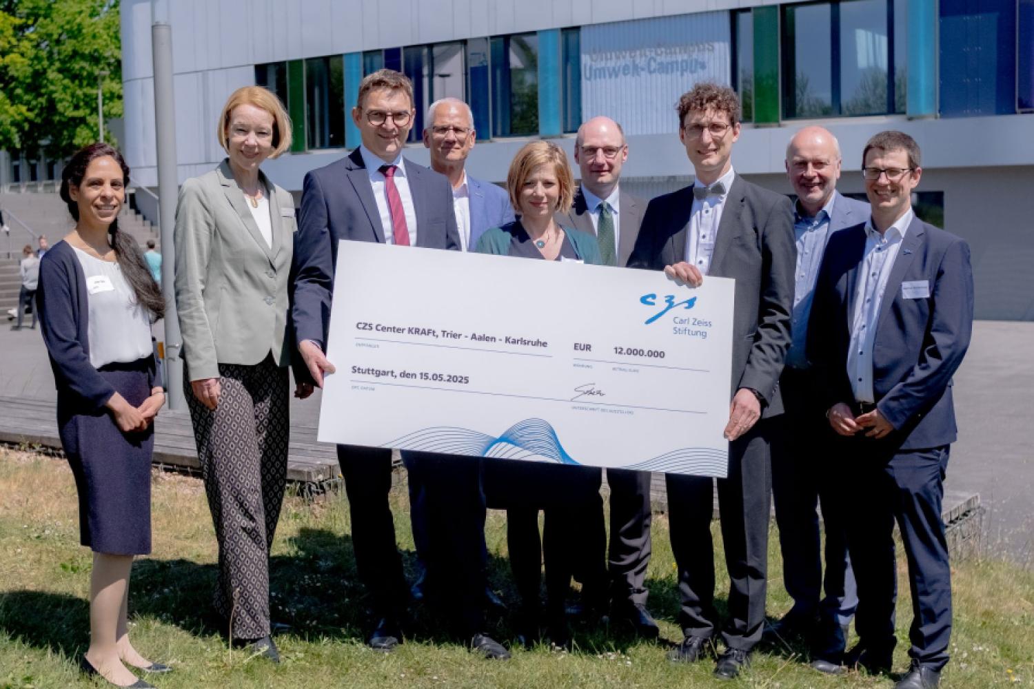 From left to right: Professor Iman Taha, Aalen University; Professor Dorit Schumann, President of Trier University of Applied Sciences; Professor Michael Wahl, Trier University of Applied Sciences; Professor Joachim Knebel, Head of Mechanical Engineering and Electrical Engineering at KIT; Dr. Karla Hillerich, CZS; Professor Henrik te Heesen, Vice President of Trier University of Applied Sciences; Professor Frederik Zanger, KIT; Professor Harald Riegel, Rector of Aalen University; Matthias Stolzenburg, CZS. 