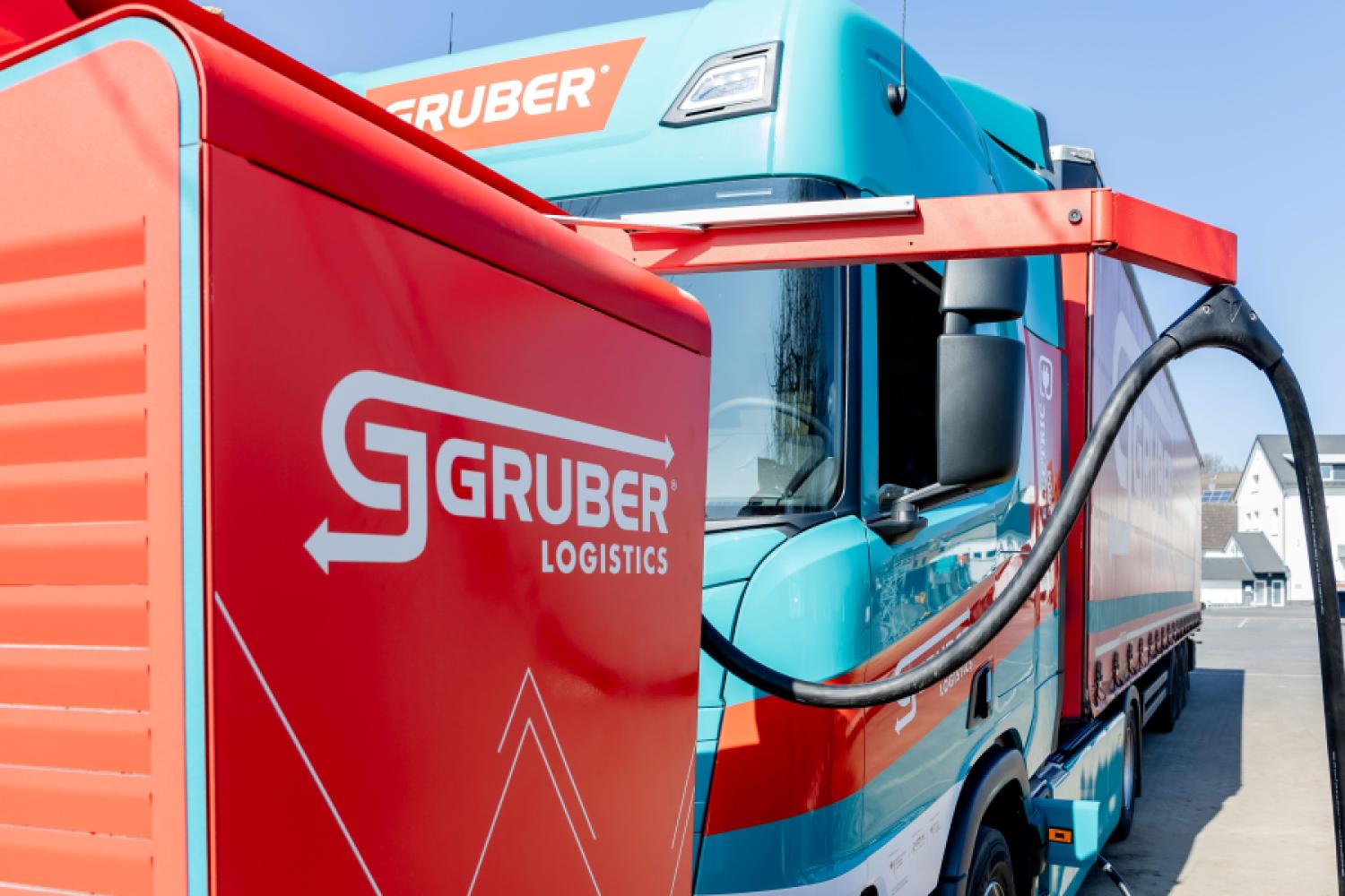 En la imagen, una estación de carga en las instalaciones de la empresa en Staufenberg, Hesse, de Gruber Logistics. Foto: Gruber Logistics
