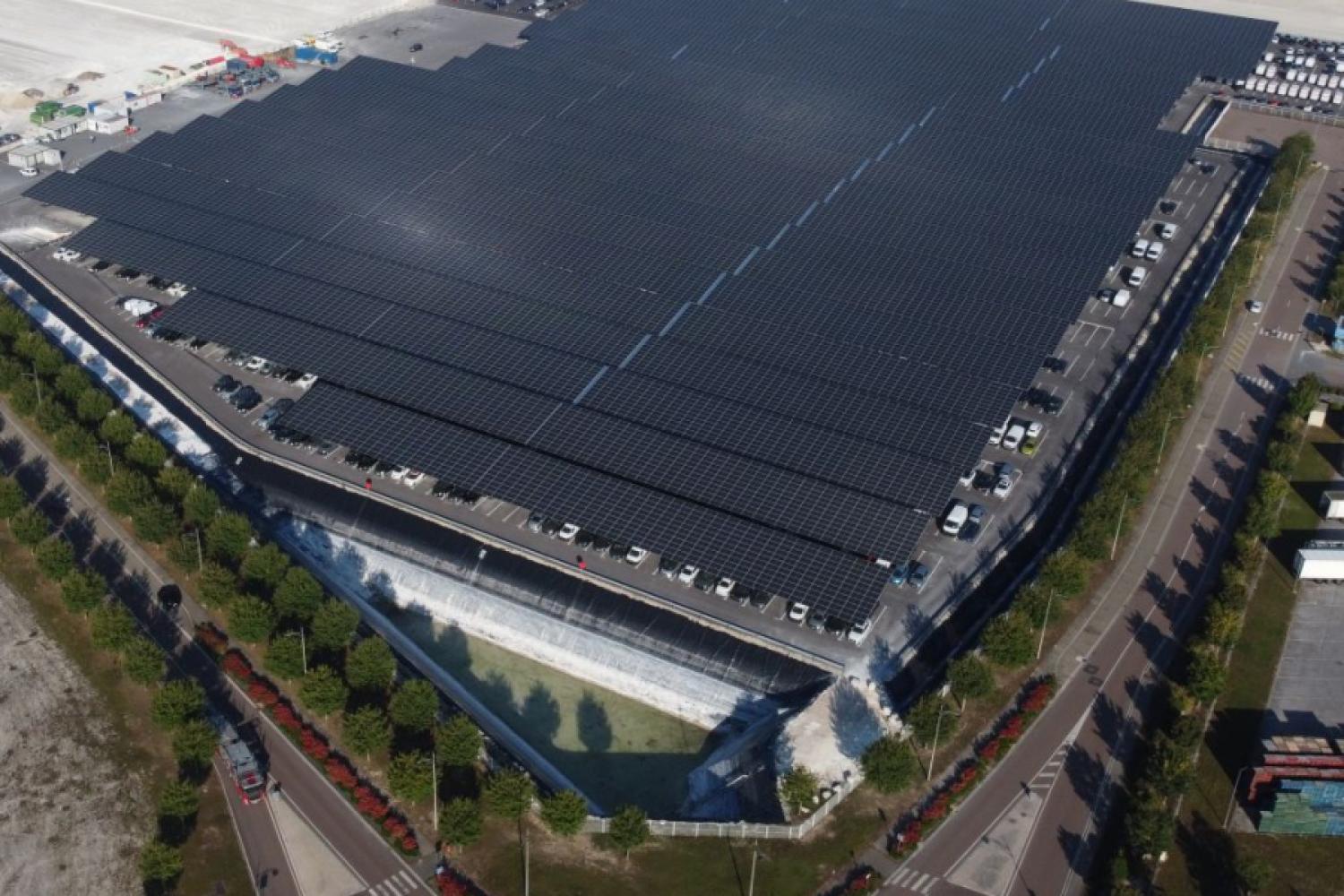Una vista ejemplar de la cubierta del estacionamiento fotovoltaico de Axpo en la ubicación de MOSOLF en Vatry cerca de París. | Foto: Grupo MOSOLF