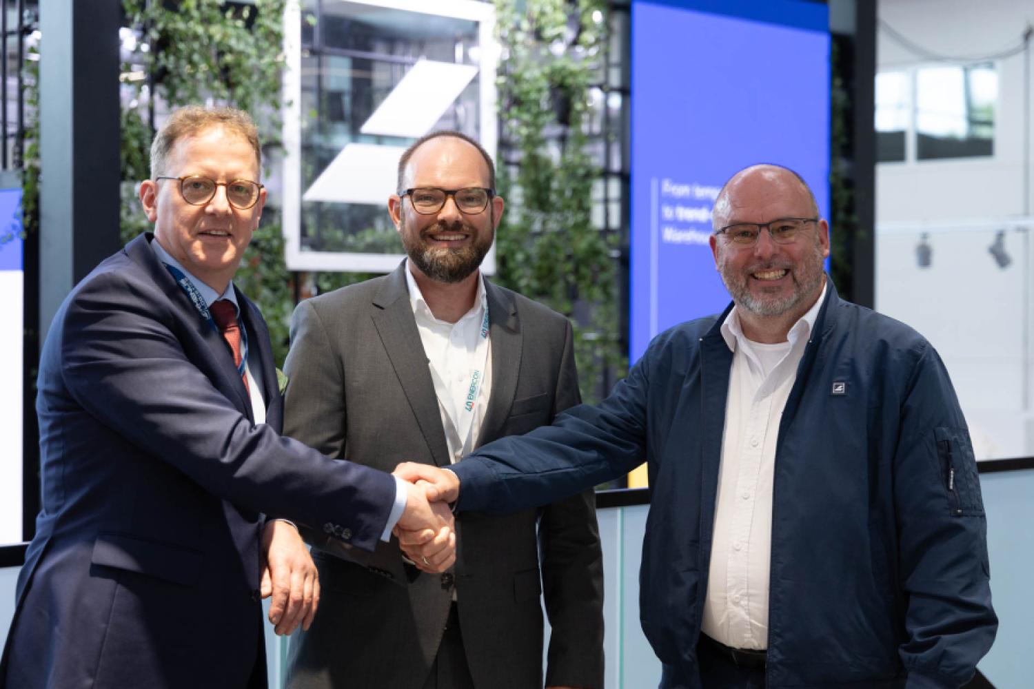 (de izquierda a derecha): Michael de Reese (Jefe de la División Rhenus Port Logistics), Hendrik Peterburs (Vicepresidente de ENERCON Global Logistics) y David Schütz (Gerente Senior de Proyectos) en Deutsche Binnenreederei, perteneciente al Grupo Rhenus, celebraron la firma del contrato para el innovador barcaza de empuje en la Transport Logistic en Múnich. (Foto: Rhenus SE & Co. KG)