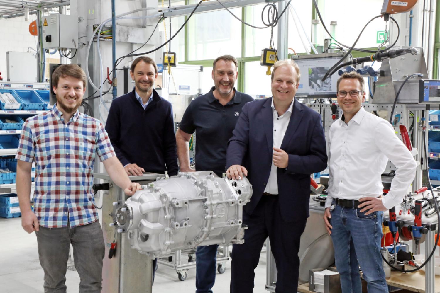 Production anniversary at ZF: Dr. Jochen Witzig, head of the Friedrichshafen production plant (2nd from right) with the team from market launch, series support, and production in front of the anniversary unit of CeTrax. Since the start of series production around five years ago, 10,000 systems have been manufactured. | Image: ZF Friedrichshafen.