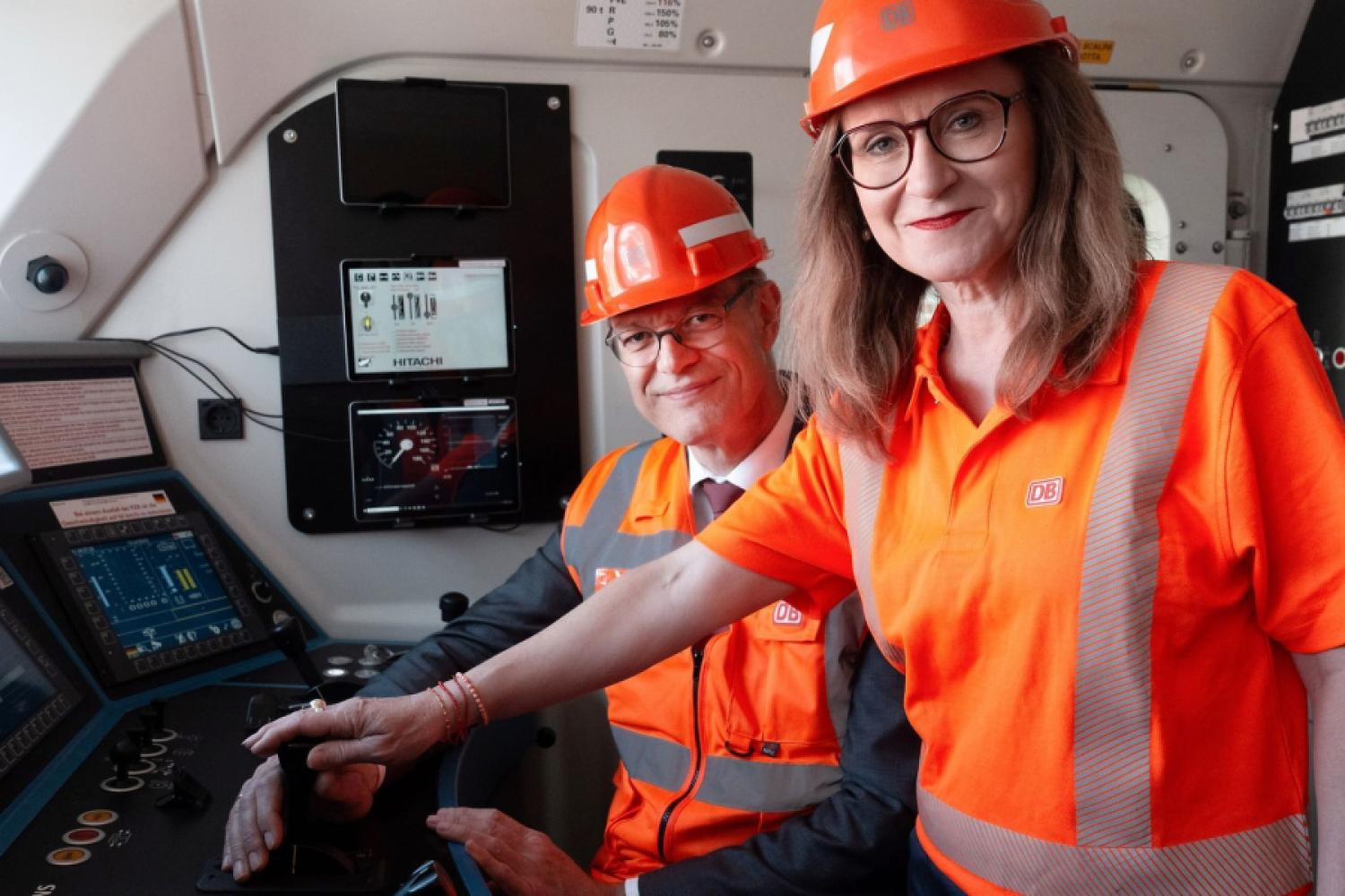 Dr. Sigrid Nikutta, Board Member for Freight Transport at Deutsche Bahn AG and Chairwoman of the Board of DB Cargo AG, and Federal Transport Minister Patrick Schnieder at the presentation of the first automatic freight locomotive in Cologne. (Photo: Oliver Lang/DB)