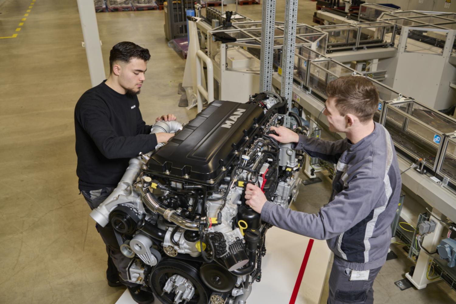 The production of the new 13-liter diesel engine MAN D30 is starting, while the battery manufacturing is being set up at the Nuremberg site. (Photo: MAN Truck & Bus)