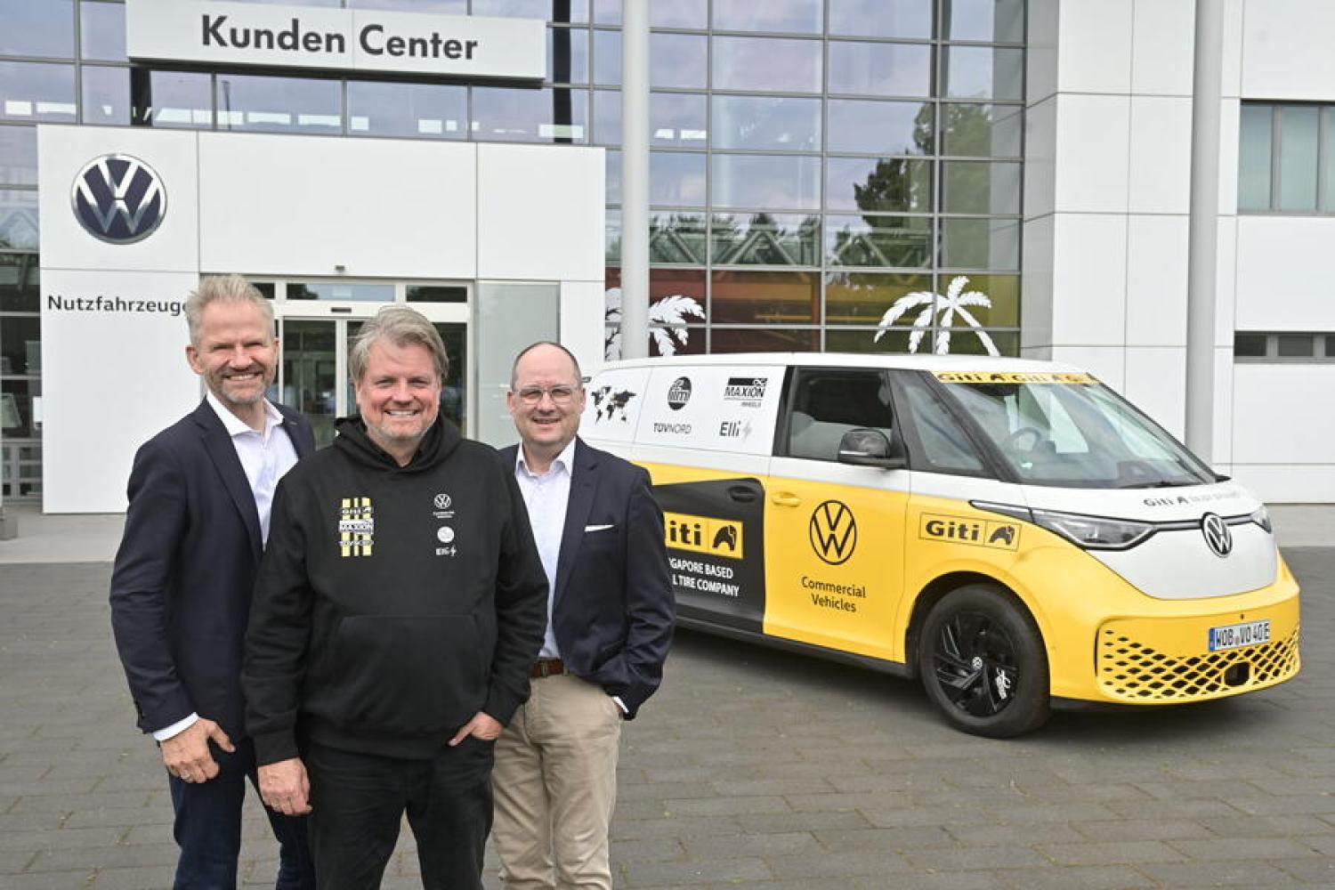 Boost for the Buzz: VWN brand board members Steffen Reiche (left) and Lars Krause wish Rainer Zietlow much success. | Photo: VWN