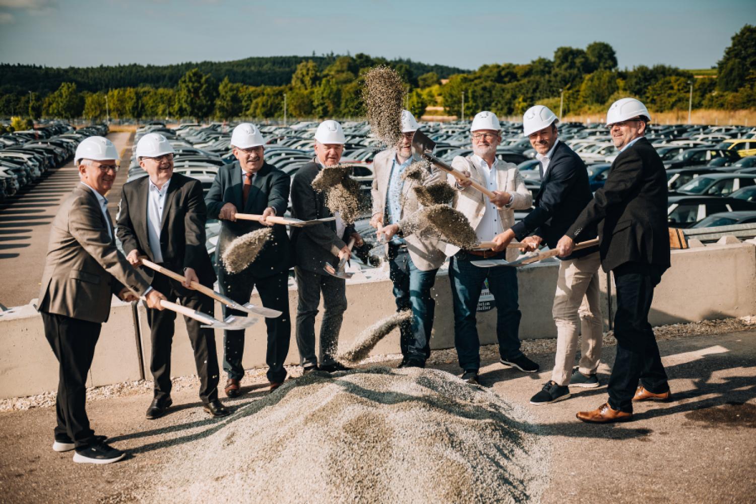 The construction of the 20-hectare photovoltaic system at the AutoTerminal Kelheim has begun. Photo: BLG Logistics