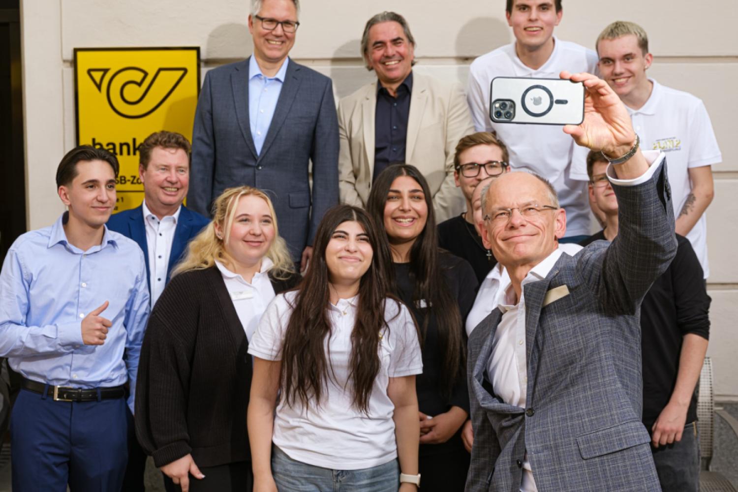 De jeunes employés de la Poste en action : Lors de la semaine des apprentis, des stagiaires assument diverses tâches en contact direct avec les clients. | Photo : Österreichische Post AG