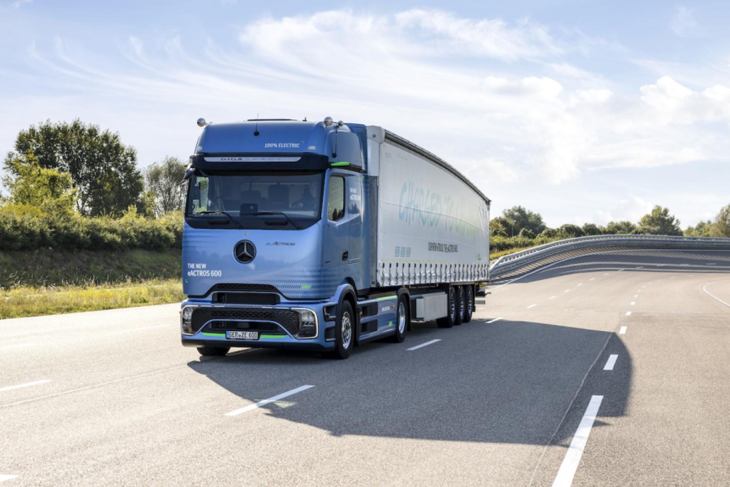Mercedes-Benz Trucks ampliará su cartera de camiones eléctricos a batería con más variantes basadas en el Mercedes-Benz eActros 600. La cartera ampliada incluirá, por ejemplo, cabezas tractoras y chasis de plataforma con distancias entre ejes adicionales, variantes con dos paquetes de baterías, así como opciones alternativas de cabina larga en diferentes formas de techo. (Foto: Daimler Truck AG)