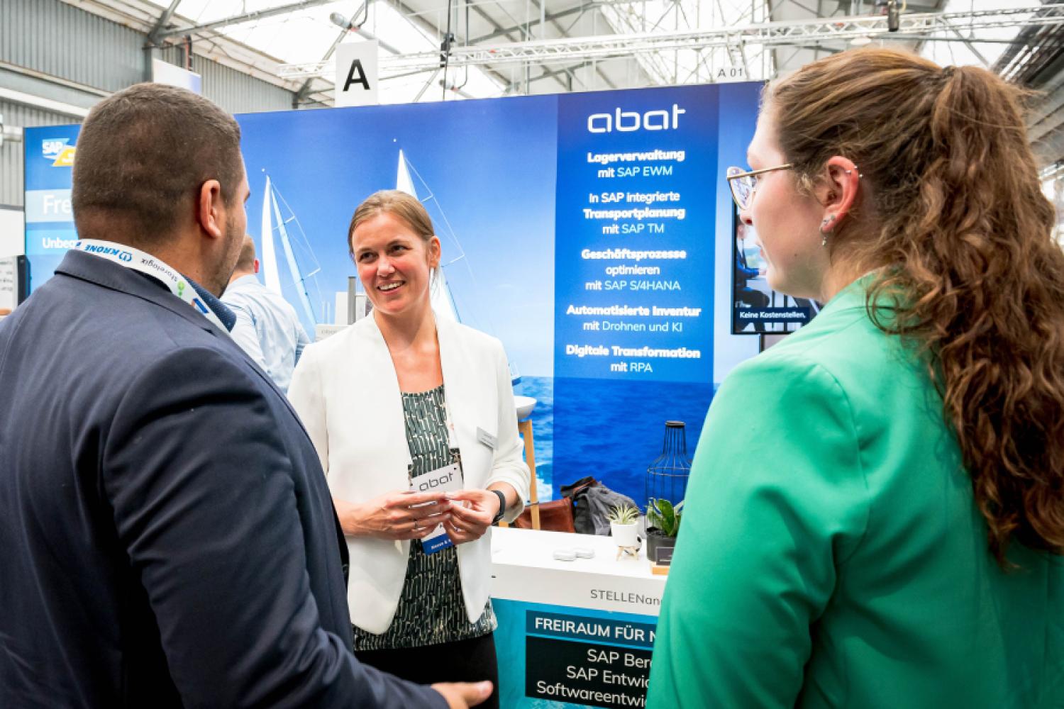 Experts from Abat provide insights into the possibilities of artificial intelligence at the trade fair stand. (Image: Abat)
