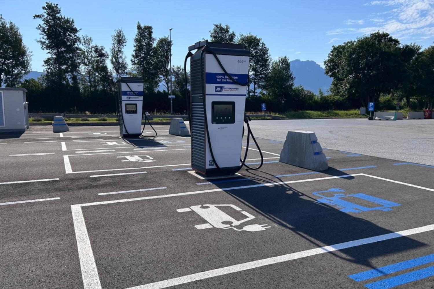 Z około 789 000 wydanymi kartami ładowania i ponad 755 milionami kilowatogodzin przetworzonej energii ładowania tylko w 2024 roku, DKV Mobility przyczynia się do elektryfikacji transportu komercyjnego. | Obraz: DKV Mobility