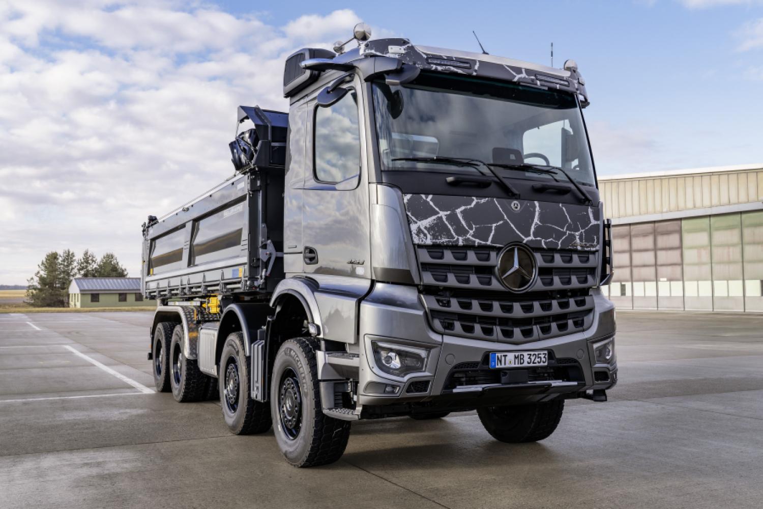 El Mercedes-Benz Arocs Extent es un modelo especial limitado a 100 ejemplares y es descrito por el fabricante como un "paquete de fuerza para la construcción". (Foto: Daimler Truck AG)