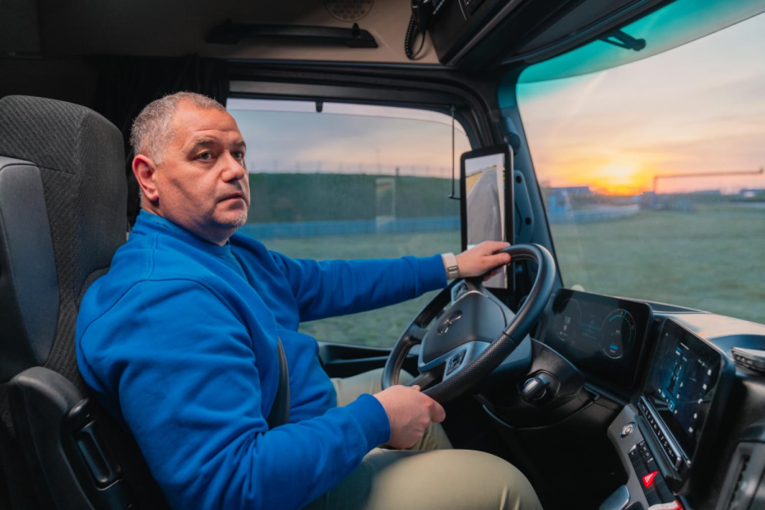 Mercedes-Benz Trucks sprawił, że dalekobieżna ciężarówka elektryczna eActros 600 wraz z naczepą pokonała ponad 100 kilometrów nieprzerwanie jadąc do tyłu. Akcja ma na celu przywrócenie dotychczasowego rekordu świata „GUINNESS WORLD RECORDS” do Niemiec. | Obraz: Daimler Truck
