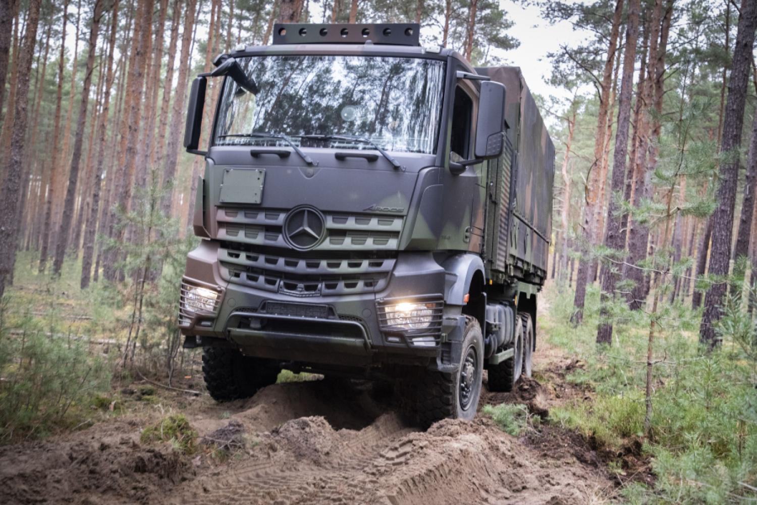 The Mercedes-Benz Arocs 6x6 in camouflage colors. (Stock image) | Image: Daimler Truck