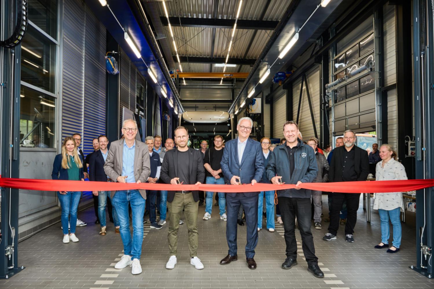 In the presence of customers, representatives of the construction companies, and the staff, the new hall section in Würzburg was ceremoniously put into operation. | Image: Daimler Truck.