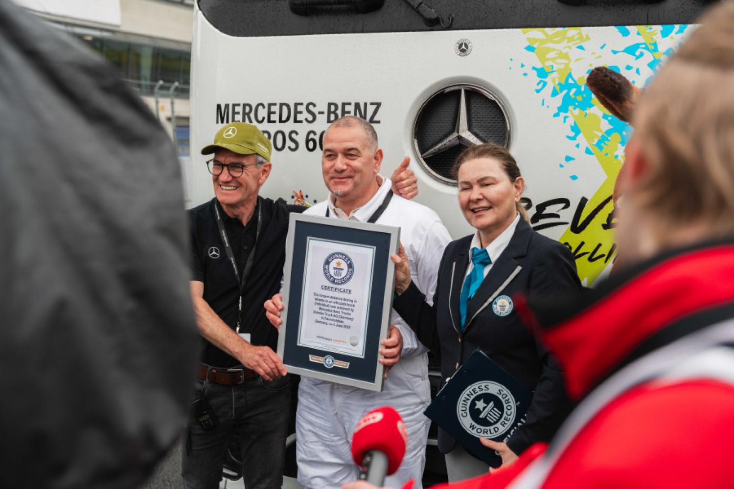 Récord mundial oficialmente confirmado: Marco Hellgrewe recibe el certificado por el exitoso viaje en reversa con el eActros 600. (Foto: Daimler Truck AG)