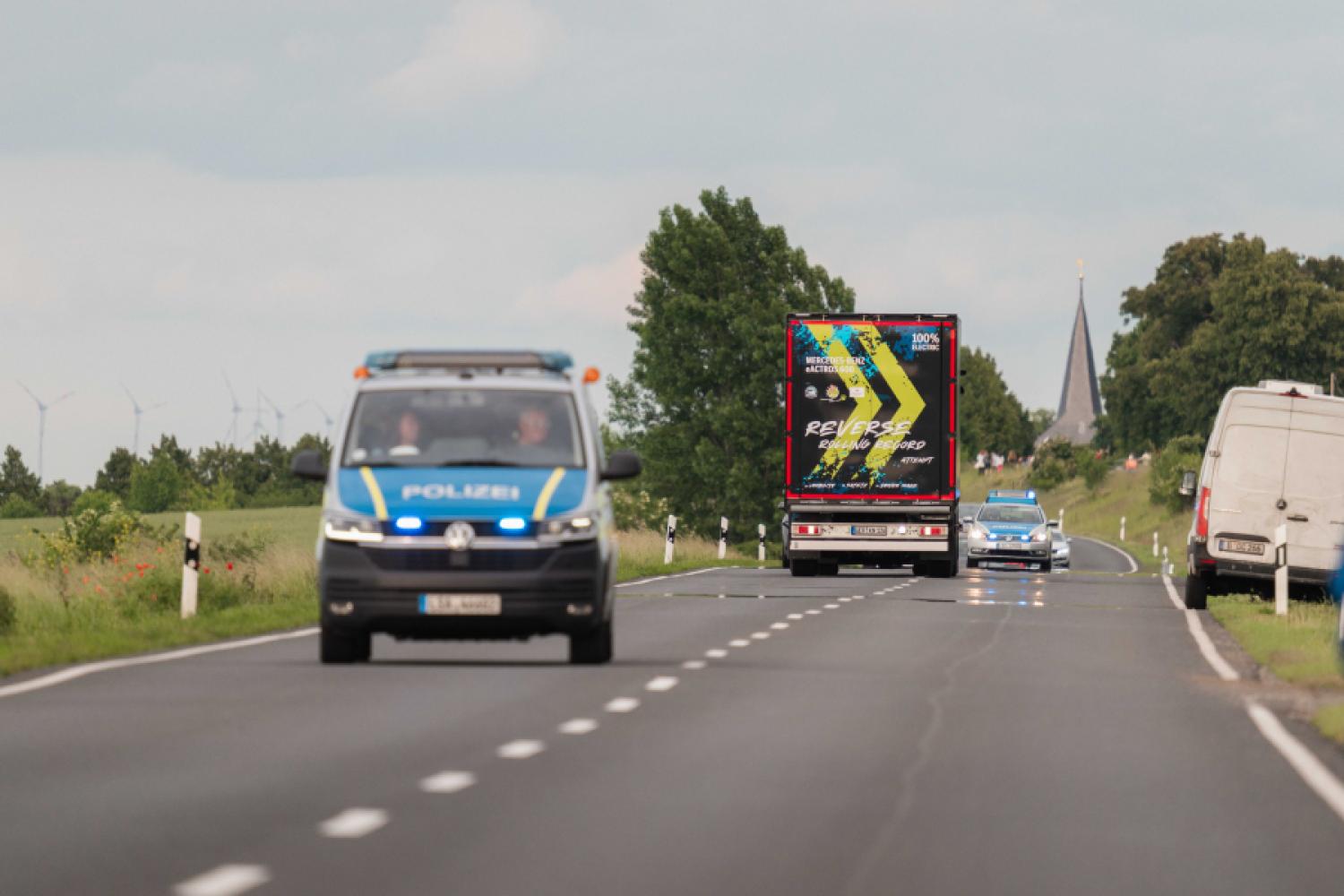 Grand bonjour à Halberstadt : Le Mercedes-Benz eActros 600 parcourt 30 kilomètres en marche arrière sur des routes publiques jusqu'au Global Parts Center. | Image : Daimler Truck
