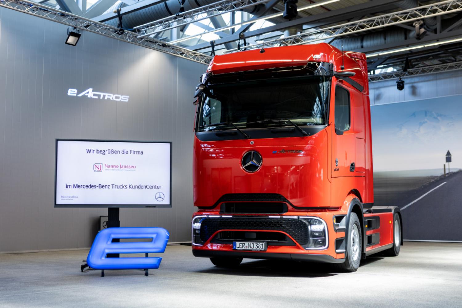 A eActros 600 from the Nanno Janssen freight company at the official vehicle handover at the Mercedes-Benz Trucks Customer Center in Wörth. (Photo: Daimler Truck AG)