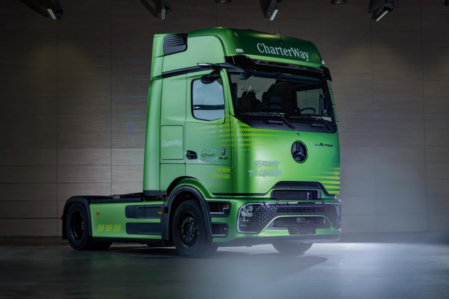 Nowy e-ciężarówka opuszcza teren fabryki i wjeżdża na trasę dalekobieżną – symbol nowoczesnych technologii napędowych w transporcie ciężarowym. | Foto: Daimler Truck