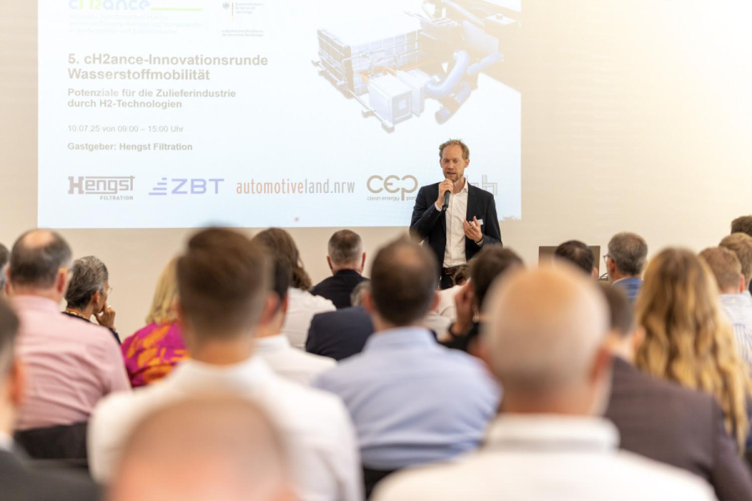 With the 5th cH₂ance Innovation Round on Hydrogen Mobility, the Hengst Academy at the headquarters of the filtration specialist became a meeting point for pioneers of the new drive technology. Around 70 participants discussed the opportunities and challenges of hydrogen mobility. | Image: Hengst