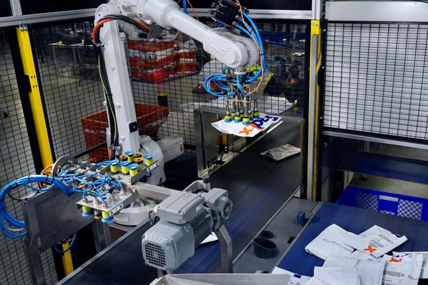 According to FedEx, the sorting robot is mainly used for sorting documents and smaller packages up to four kilograms. (Image: FedEx)