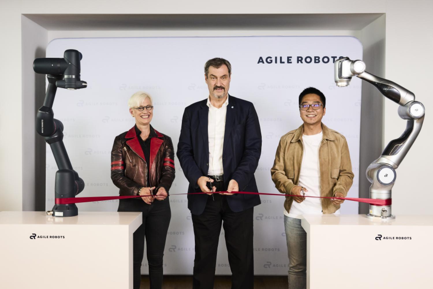 Together inaugurated the headquarters of Agile Robots (from left): Prof. Anke Kaysser-Pyzalla (Chairwoman of the DLR), Dr. Markus Söder (Prime Minister of Bavaria), and Dr. Zhaopeng Chen (Founder and CEO of Agile Robots). (Image: Agile Robots)