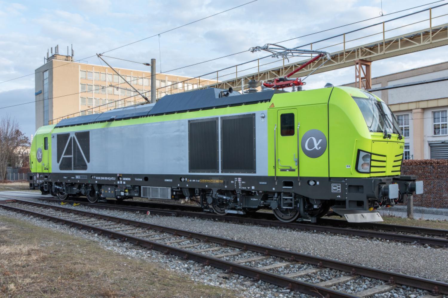 The Vectron Dual Mode locomotives ordered by Alpha Trains have a maximum axle power of 2.4 megawatts in electric operation and two megawatts in diesel operation. Photo: Alpha Trains