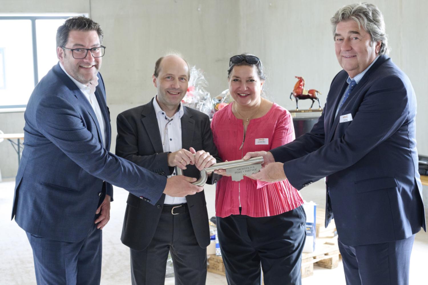 Z uroczystą ceremonią i przekazaniem kluczy Andreas Maier GmbH & Co. KG (AMF) otworzyło swoje nowe centrum logistyczne (od lewej): Moritz Piske, Piske+Partner, Johannes Maier, AMF, Julia Aleemi-Maier, AMF, i Udo Piske, Piske+Partner. (Zdjęcie: AMF, Peter Hartung)