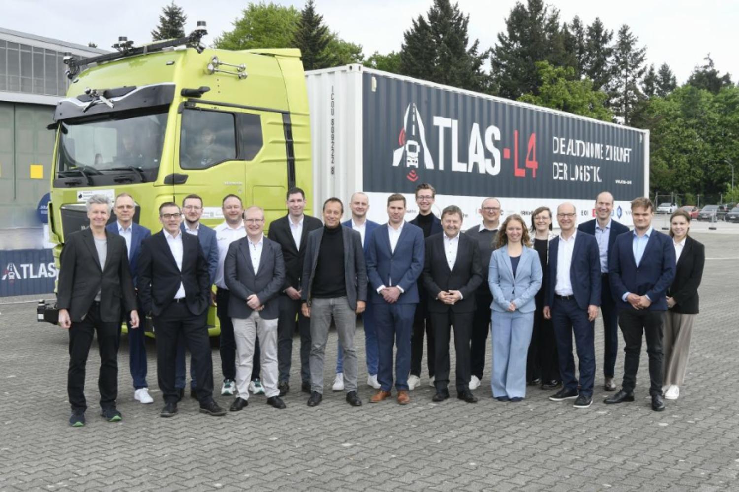 Gruppenbild mit camión: Los responsables del proyecto ATLAS-L4 hicieron un balance muy positivo en Penzing y ven establecida la base para el tráfico autónomo de hub a hub con camiones. | Foto: MAN