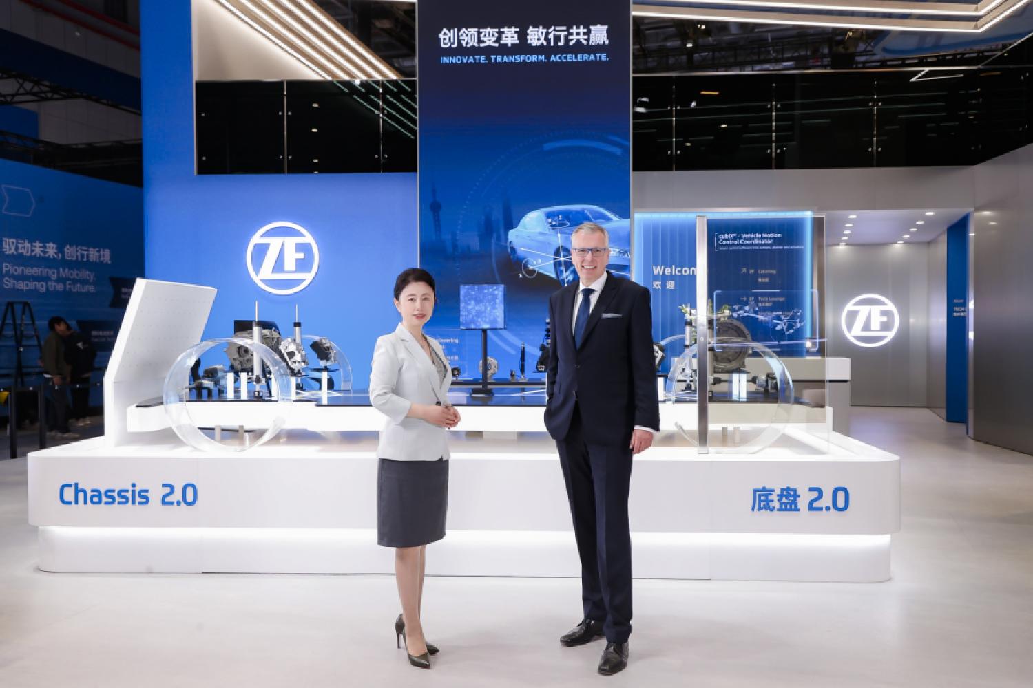 Rejoicing over success in China: Renee Wang, President of ZF China, and Dr. Holger Klein, CEO of ZF. | Image: ZF.