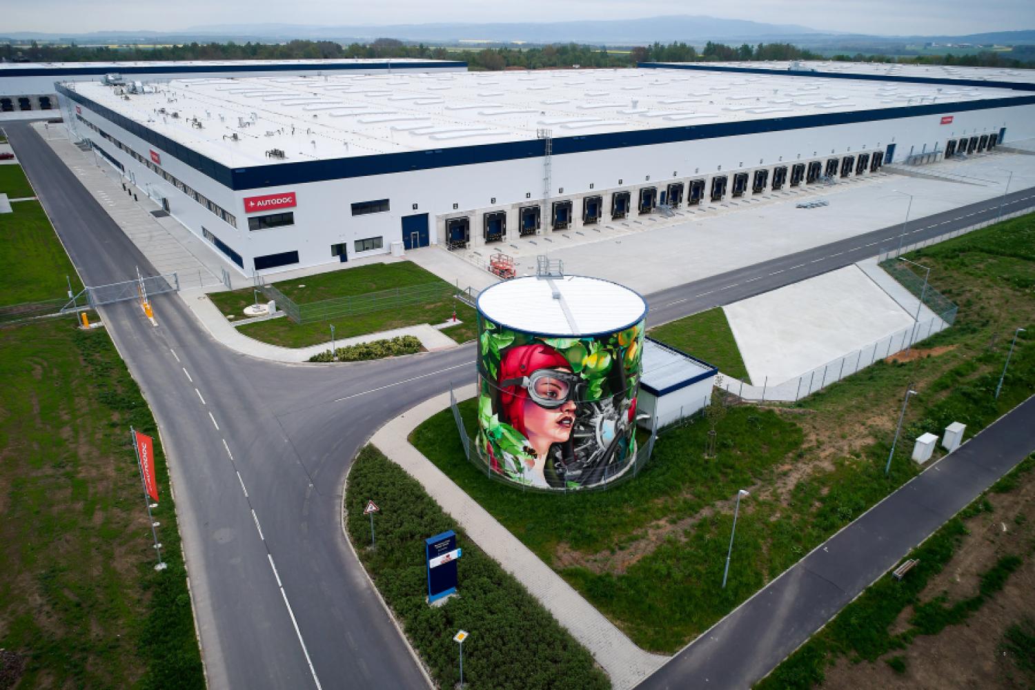 In the Czech city of Cheb, the online parts retailer Autodoc, together with the specialist TGW Logistics, has implemented a highly automated intralogistics system that can ship up to 50,000 orders to customers daily. | Image: Autodoc