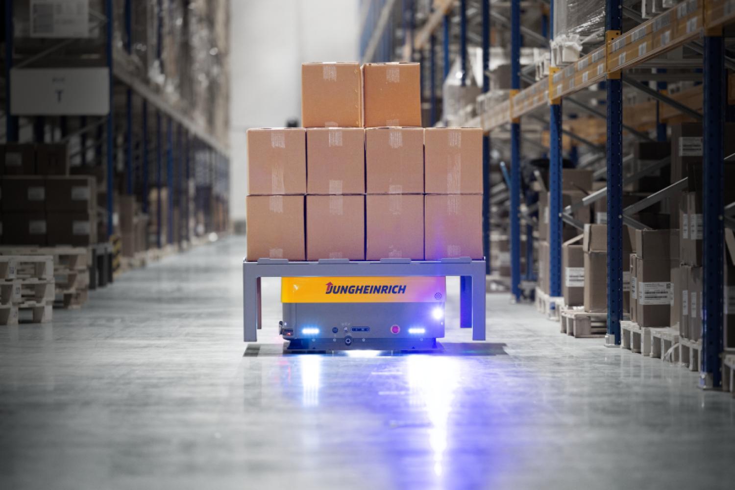 The autonomous mobile robot "arculee S" from Jungheinrich supports the pharmaceutical logistics company MSK in the packaging area. | Image: Jungheinrich