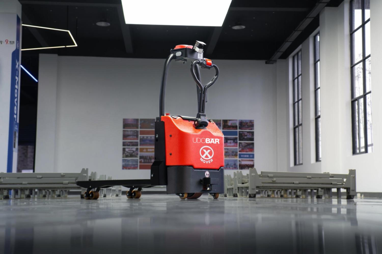 Highlight at the Raja exhibition stand is the demonstration of an autonomous high-lift truck. | Image: Raja