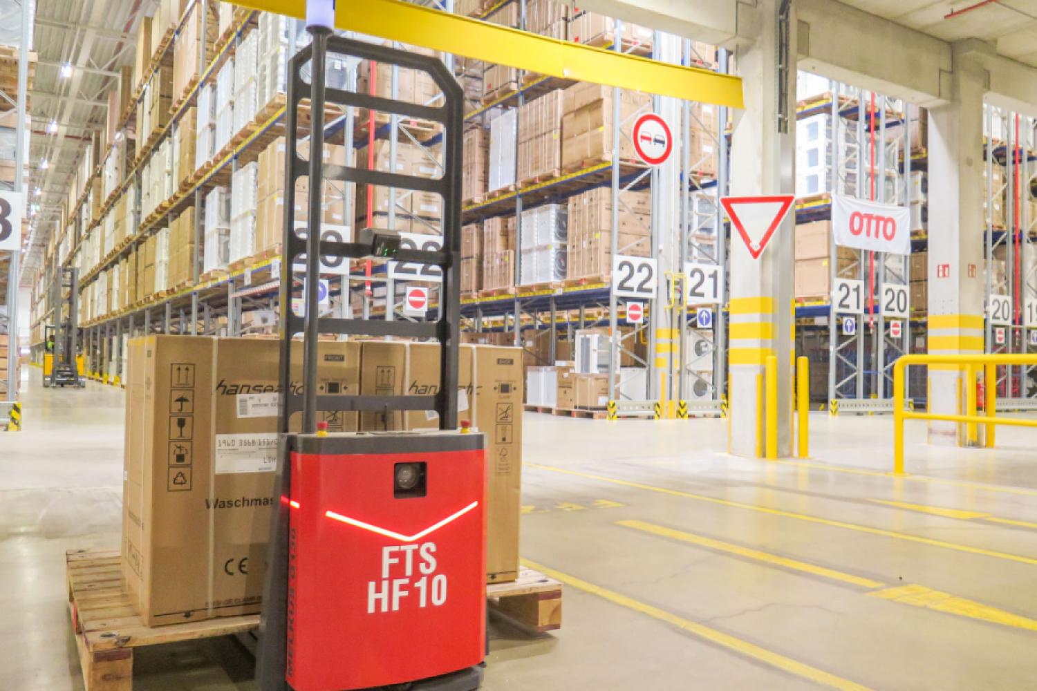 En total, los 25 robots autónomos deberán gestionar en el futuro alrededor de 1,000 transportes diarios en el centro logístico de Löhne y recorrer, en términos matemáticos, aproximadamente 30 kilómetros. Foto: Hermes Fulfilment