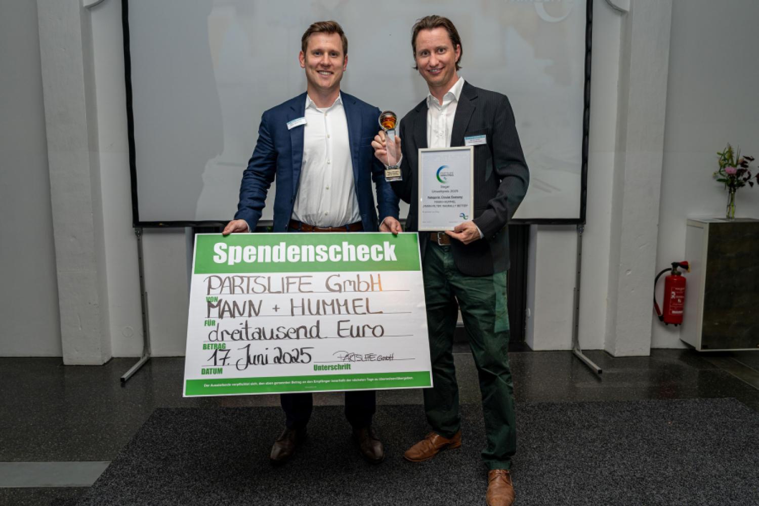 For their more sustainable filters with wood-based impregnation, the global premium brand MANN-FILTER was awarded the 2025 Environmental Prize by PARTSLIFE. | Image: MANN + HUMMEL