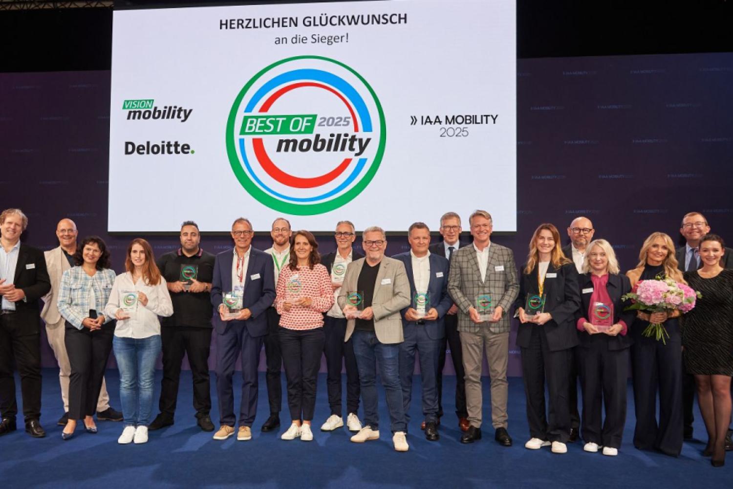 So sehen Sieger aus: Die Gewinner der Leserwahl „BEST OF mobility 2025“ wurden im Rahmen der IAA MOBILITY feierlich ausgezeichnet – prämiert wurden innovative Fahrzeuge, Systeme und Dienstleistungen aus den Bereichen Elektromobilität, Digitalisierung und Ladeinfrastruktur. | Bild: HUSS-VERLAG