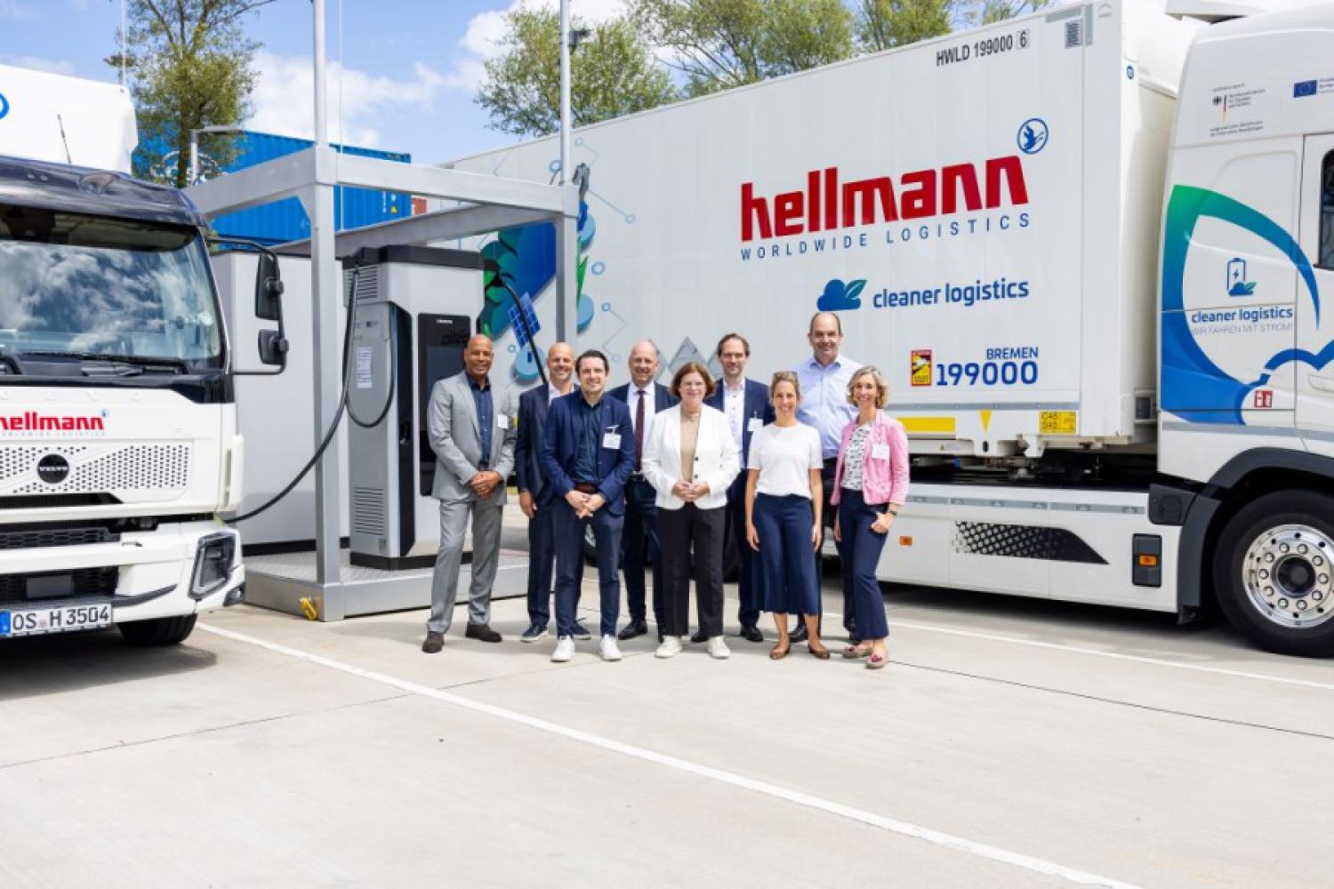Dawcy i biorcy energii: Delegacja z polityki i gospodarki w Hellmann Worldwide Logistics. | Foto: Hellmann