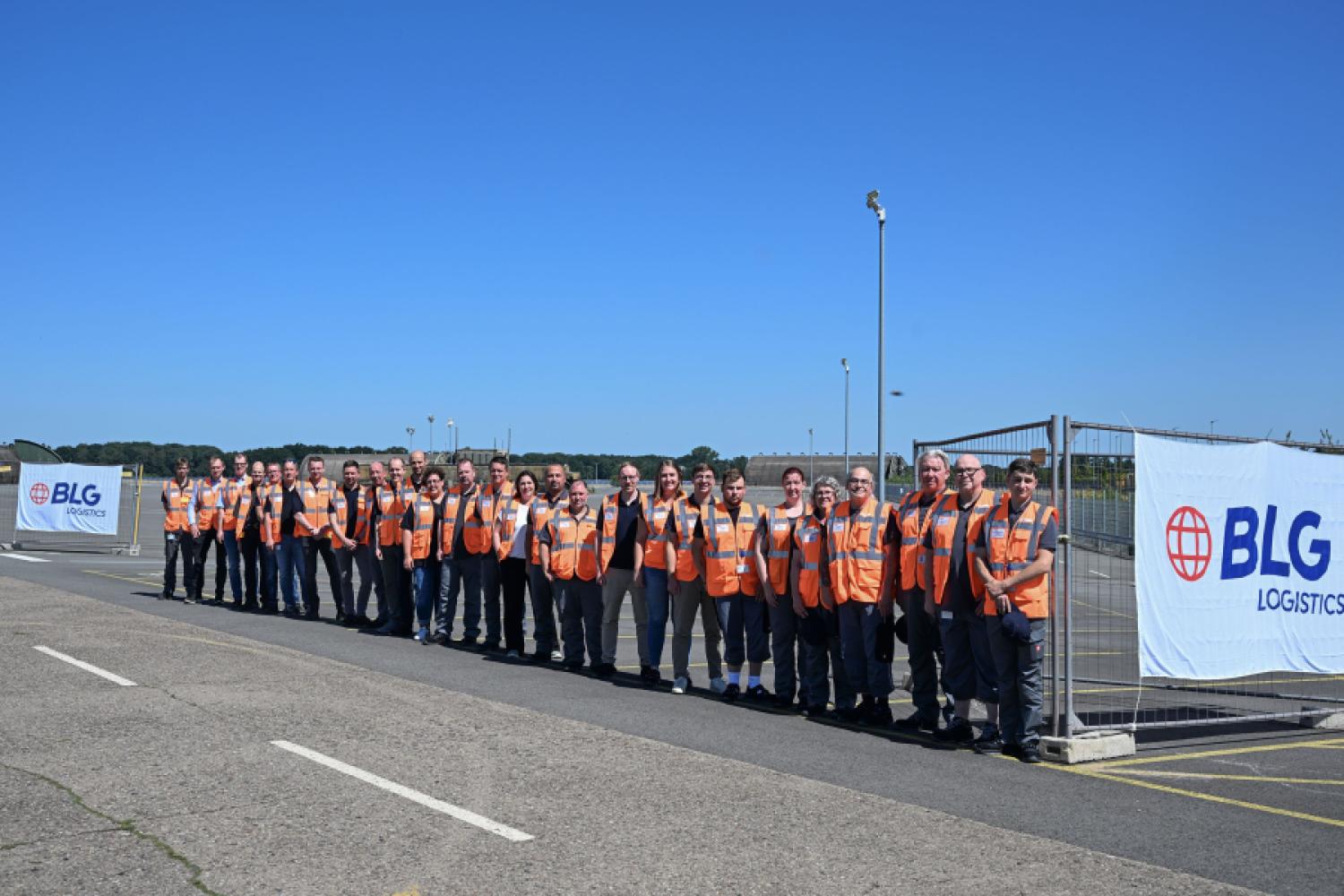Au démarrage des opérations à Ahlhorn : La nouvelle équipe du site avec l'équipe de projet de BLG Logistics. Photo : BLG Logistics