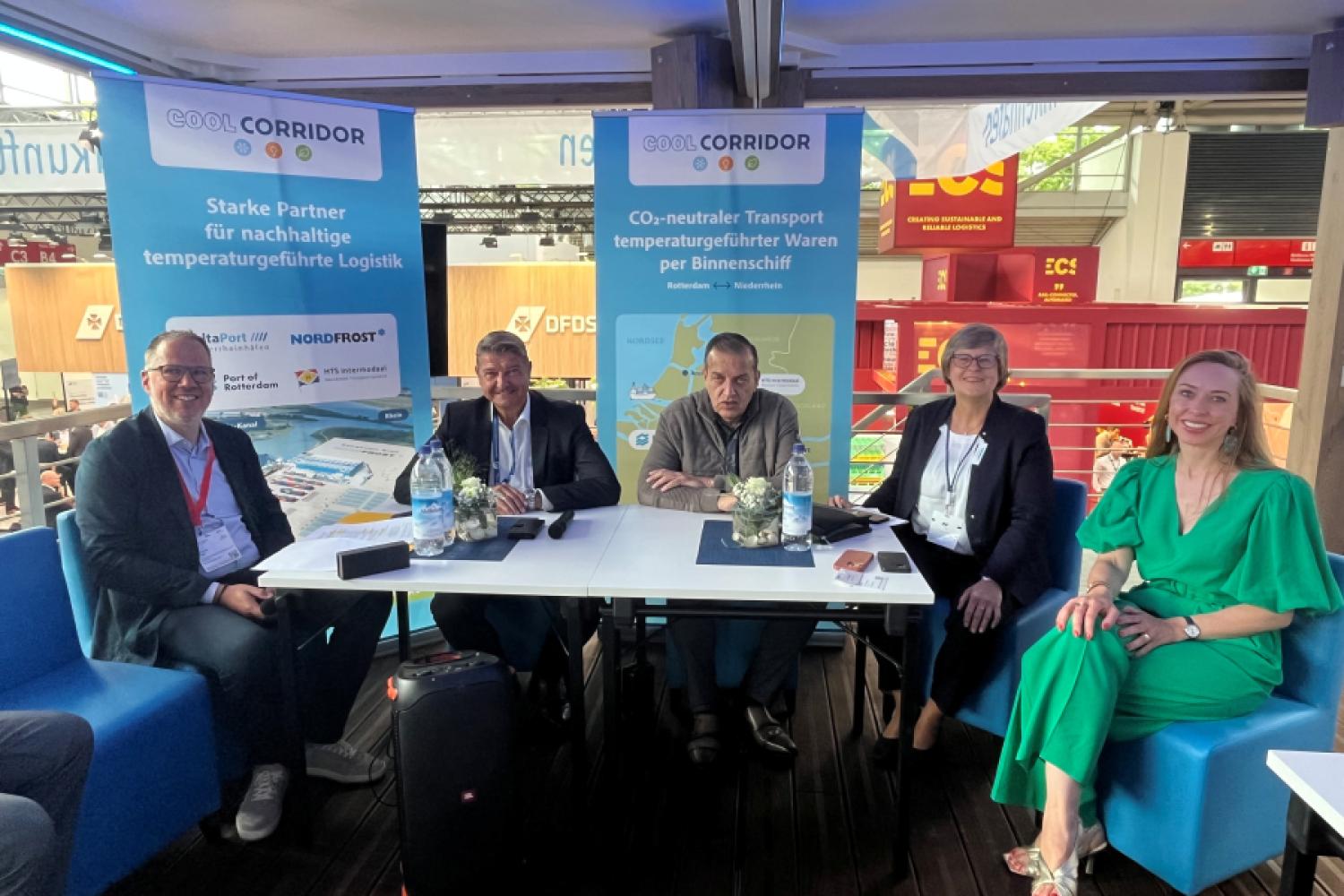 Ont discuté de la sécurité de l'approvisionnement, de la résilience et d'une alimentation durable et respectueuse du climat de la population (de gauche à droite) : Gunnar Platz (Planco Consulting GmbH) qui a animé la session dynamique, Andreas Stolte (directeur général de DeltaPort Niederrheinhäfen GmbH), Henk Heuvelman (directeur général du groupe HTS en tant qu'exploitant du bateau fluvial à hydrogène Letitia), Britta Bartels (associée gérante de Nordfrost) et Hanna Stelzel (directrice du secteur conteneu