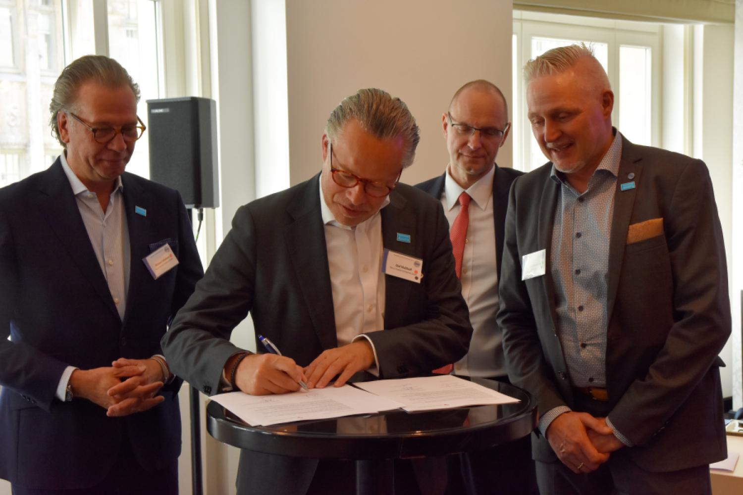 At the contract signing for the continuation of the cooperation between Automechanika Frankfurt and the ASA Association (from left): Michael Johannes, Brand Manager Automechanika; Olaf Mußhoff, Director Automechanika Frankfurt; Marco Kempin, Vice President Finance of the ASA Association; Frank Beaujean, President ASA Association. | Image: ASA Association.