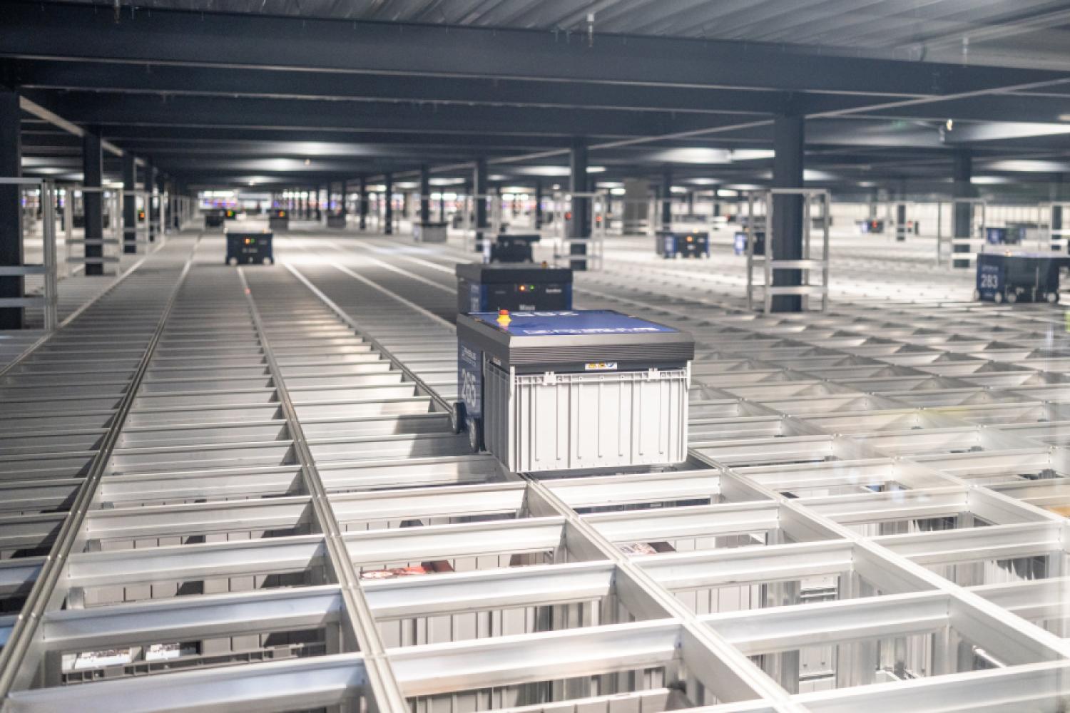 240 000 conteneurs et 530 robots sur 8 000 mètres carrés pour livrer les librairies et les clients finaux. | Image : Rhenus
