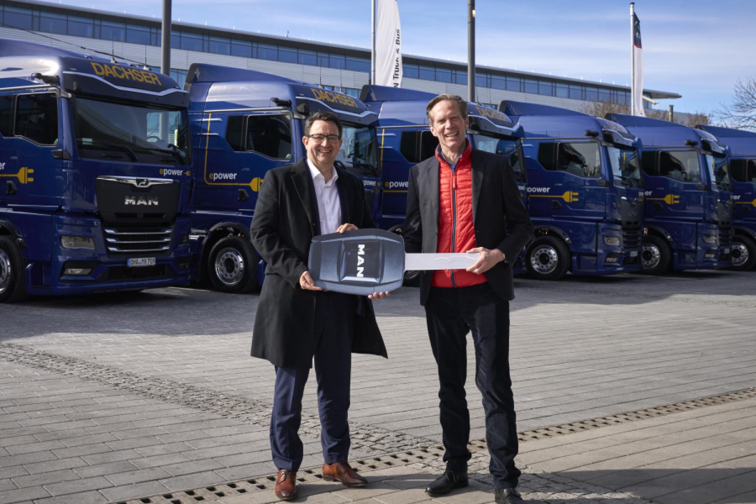 Stefan Hohm (i.) de Dachser recibe la llave simbólica de los doce nuevos eTGX de Dr. Frederik Zohm (MAN). (Foto: MAN Truck and Bus)