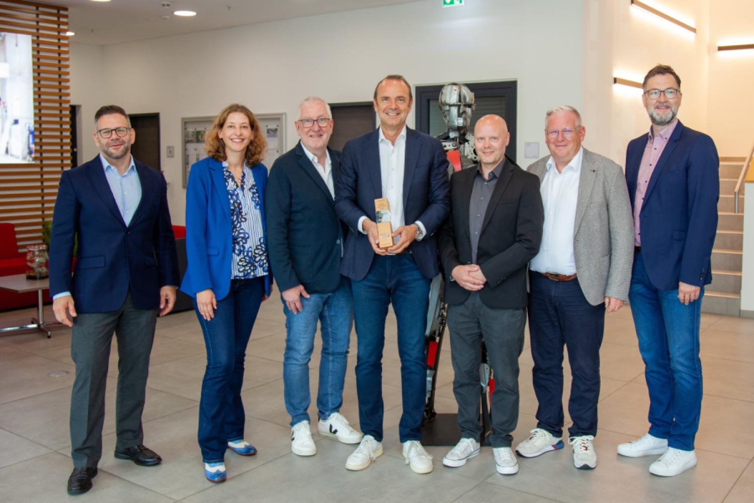 Lors de la remise du prix étaient présents (de gauche à droite) : Philipp Hess (Directeur des Ventes Globales), Nicole Puschmann (Directrice de la Division Excellence Opérationnelle Globale), Ulrich Wiedemuth (Directeur Commercial du Groupe), Karsten Schüßler-Bilstein (Directeur Général), tous de la Bilstein Group; Ingo Reiff (Directeur Général), Kai Ballsieper (Directeur Général) et Oliver Theis (Directeur Commercial Régional Europe Centrale), tous de Global One Automotive. | Image : Bilstein Group.