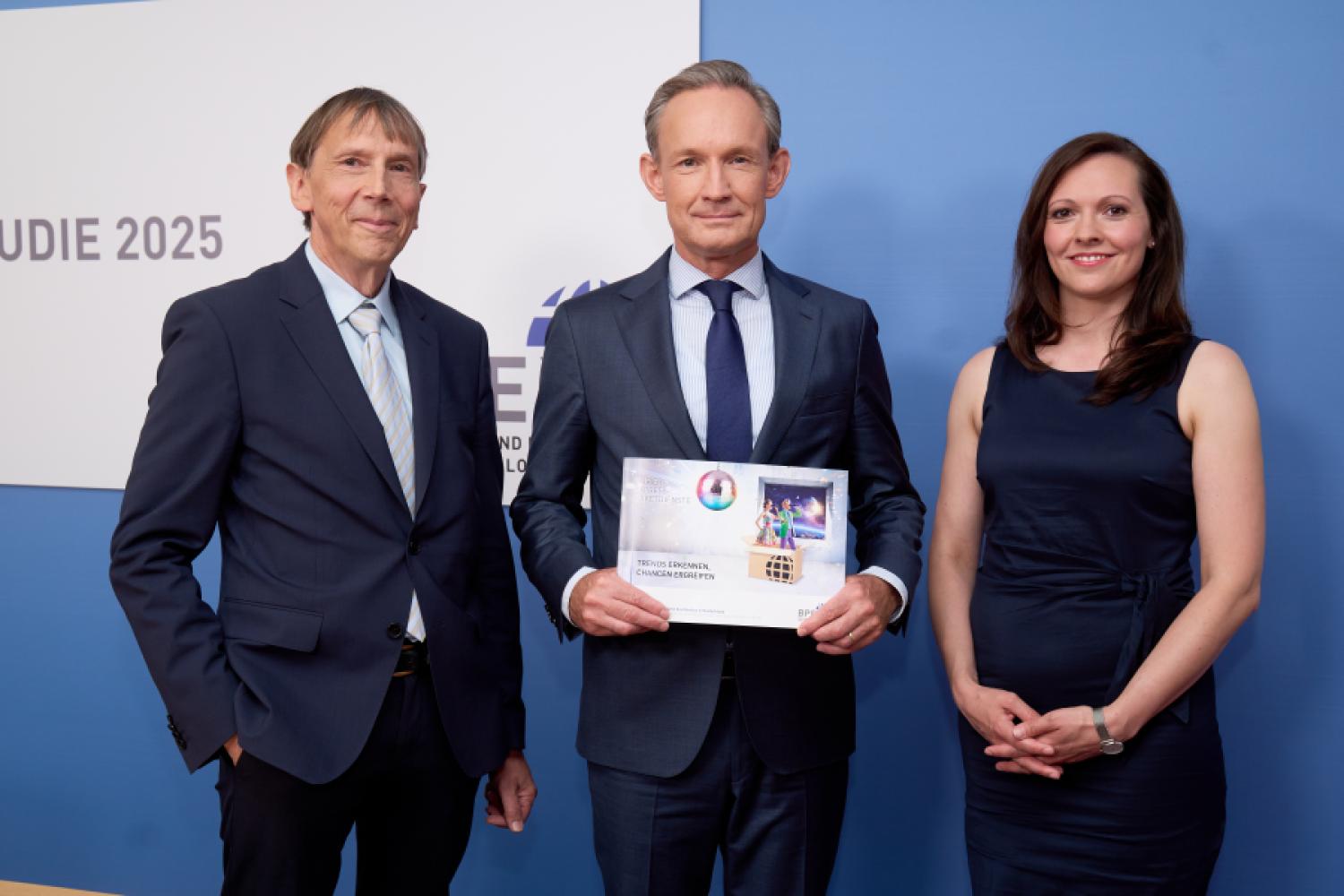 Delivered another study (from left): Klaus Esser (author of the CEP Study 2025, KE-CONSULT Kurte&Esser GbR), Marten Bosselmann (Chairman, Federal Association of Parcel and Express Logistics), Heike Hoffert (Head of Communication, Federal Association of Parcel and Express Logistics). | Photo: BPEX/Frank Nürnberger