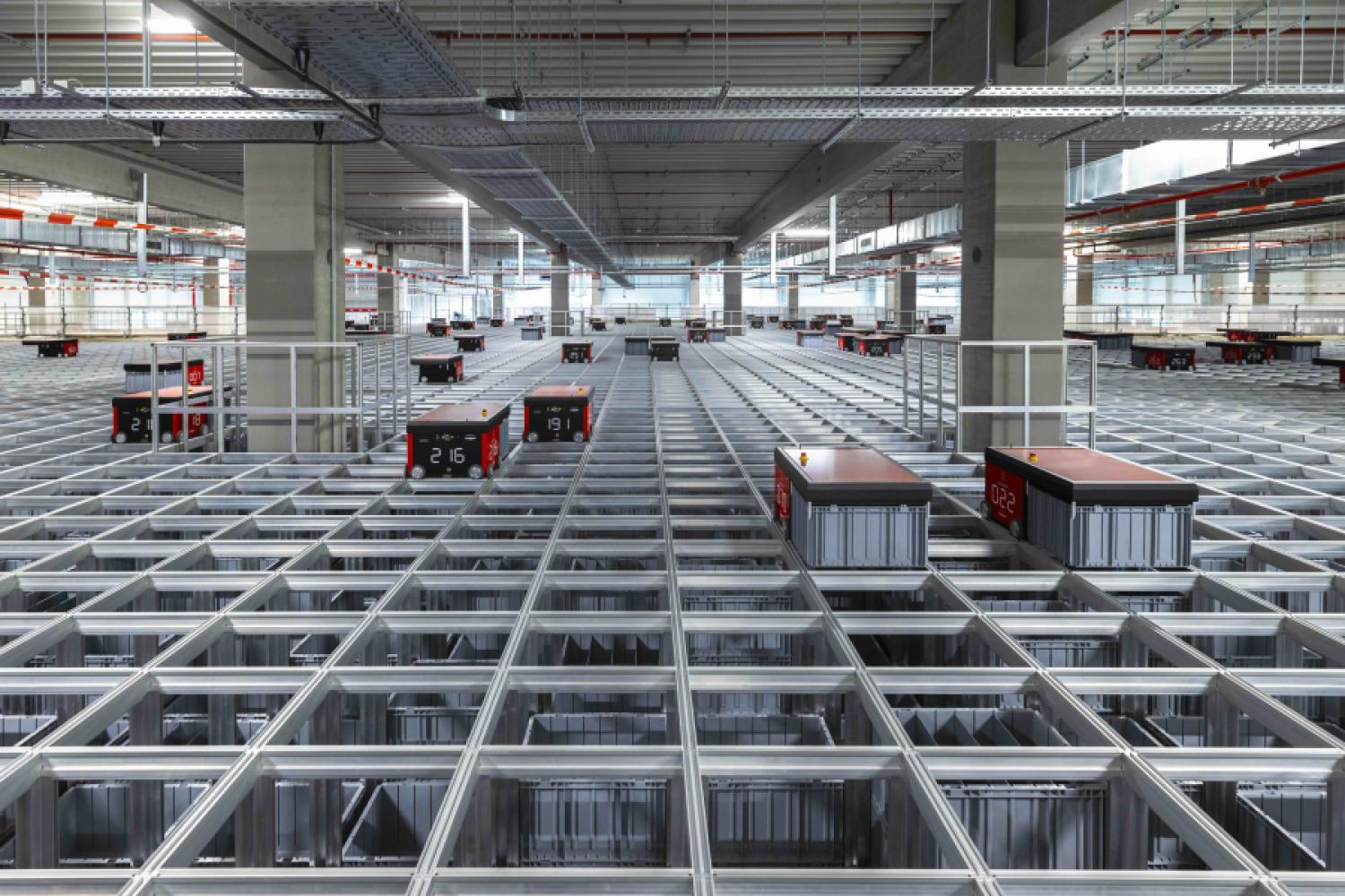 In the shafts of the two aluminum grids, connected by over three fire doors, the so-called "Grids," the AutoStore system from Element Logic at Breuninger offers more than 200,000 container locations on a total storage area of 5,400 square meters. (Image: Element Logic)