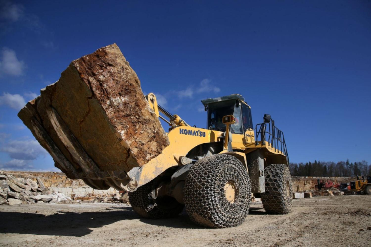 Las cargadoras de ruedas de Franken-Schotter GmbH &amp; Co. KG están equipadas con neumáticos VSNL de Bridgestone en la dimensión 23.5 R25, así como con cadenas, y se encargan del transporte de bloques masivos de piedra caliza. (Foto: Bridgestone/Andreas Beil)